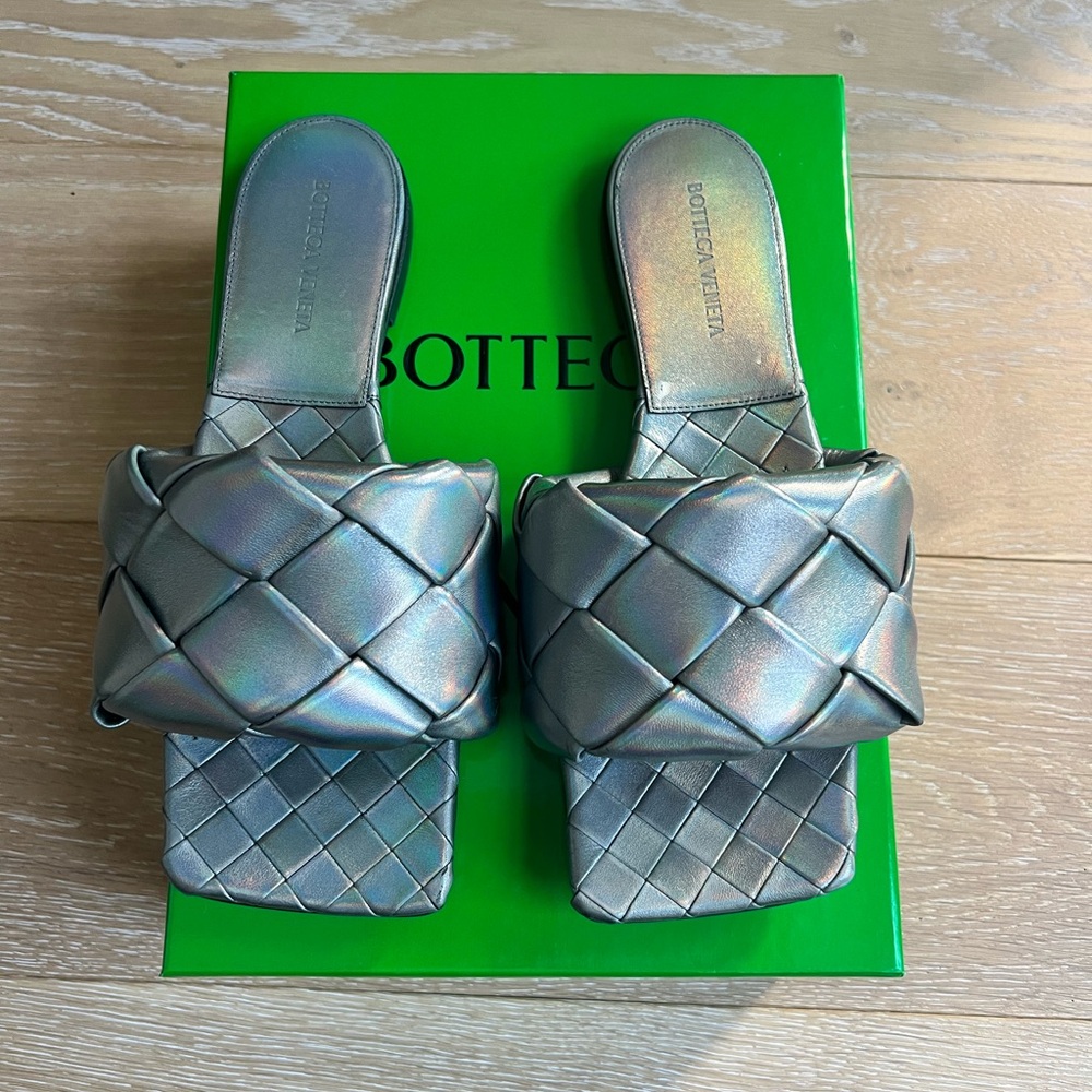 Bottega veneta Lido Flat Sandal oyster